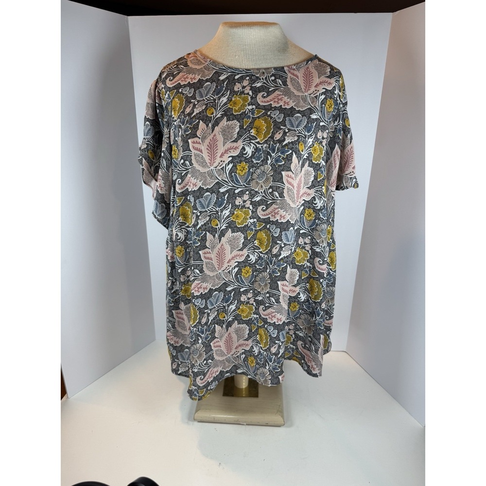 Women's Floral Blouse Size 3X Short Sleeve Round Neck Button Up Back Feminine